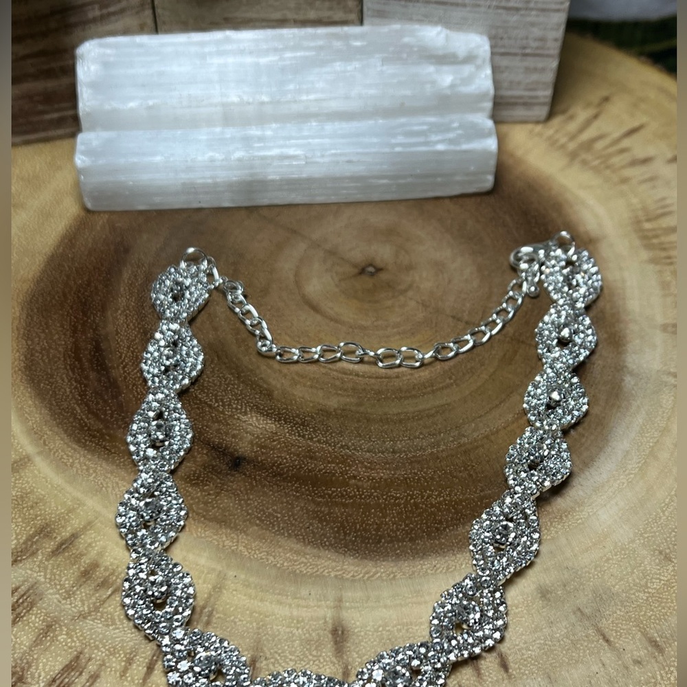 VTG| Rhinestone Crystal Twisted Necklace ✨🤍 - Picture 12 of 15